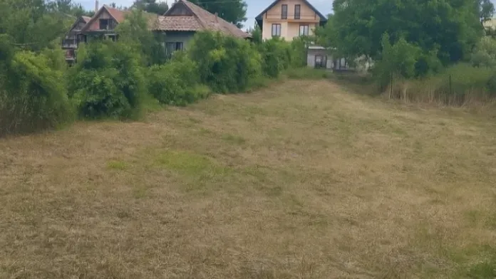 Prodám sluneční pozemek s chaloupkou